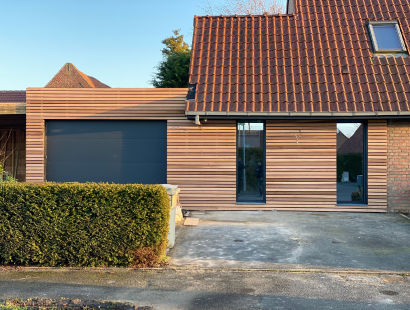 photo d'une extension de maison avec un bardage en bois