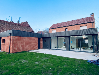 Photographie d'une extension de maison avec bardage noir