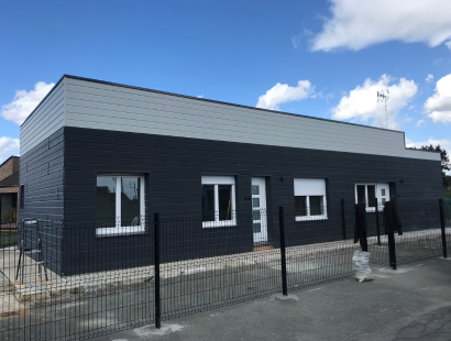 Photo d'un bardage en pvc sur une batiment d'entreprise