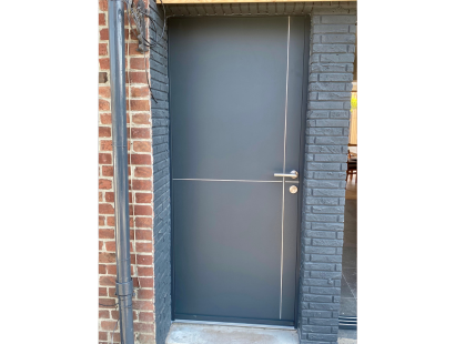 Photographie d'une porte d'entrée aluminium securisée, grise foncée