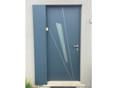 Photographie d'une porte d'entrée grise anthracite sécurisée
