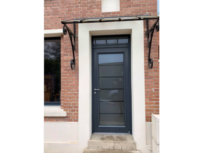 Photographie d'une porte d'entrée vitrée, design moderne, trois points