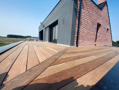 Photographie d'une photo de terrasse d'angle en bois exotique