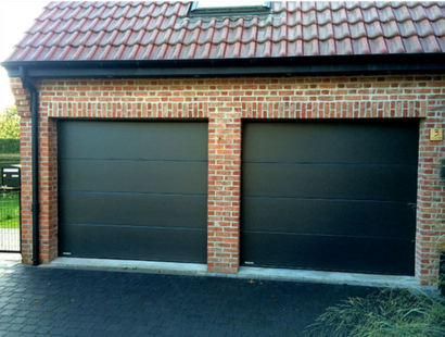 Photo d'une doubles portes de garage noires, sur maison typique du nord