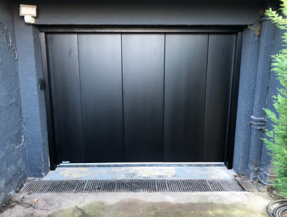 Photographie d'une porte garage à battant noire