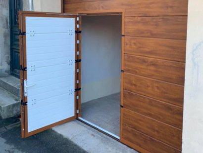 Photo d'une porte de garage, aspect bois, avec une porte simple incluse