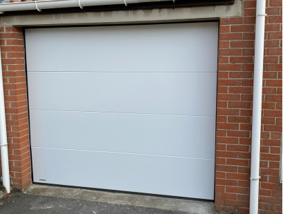 photo d'une porte de garage à battant blanche