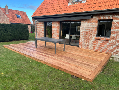 Photographie d'une photo de terrasse en bois sur une maison du nord