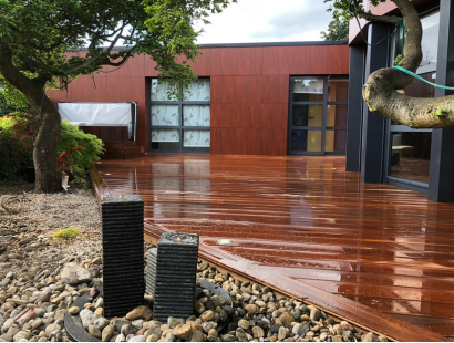 Photographie d'une photo de terrasse en bois dans l'esprit zen japonnais