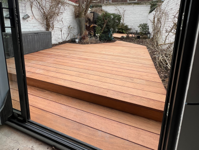 Photographie d'une photo de terrasse en bois dans la cour d'une maison de ville du nord